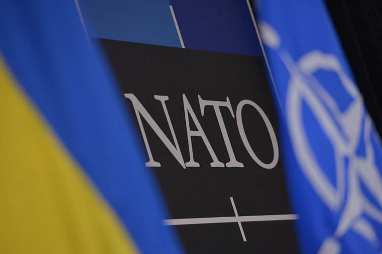 Засідання Північноатлантичної ради НАТО; ілюстративне фото російського «Шахеда» у небі