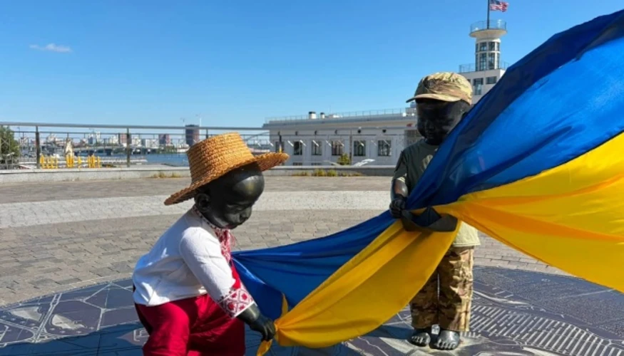 Скульптури малюків-засновників Києва — Кия, Щека, Хорива та їхньої сестри Либідь — у святкових костюмах і вишитих сорочках на