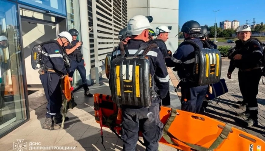 Наслідки удару по найбільшому торговельному центру Кривого Рогу: пошкоджена будівля ТЦ, пожежа всередині, рятувальні служби