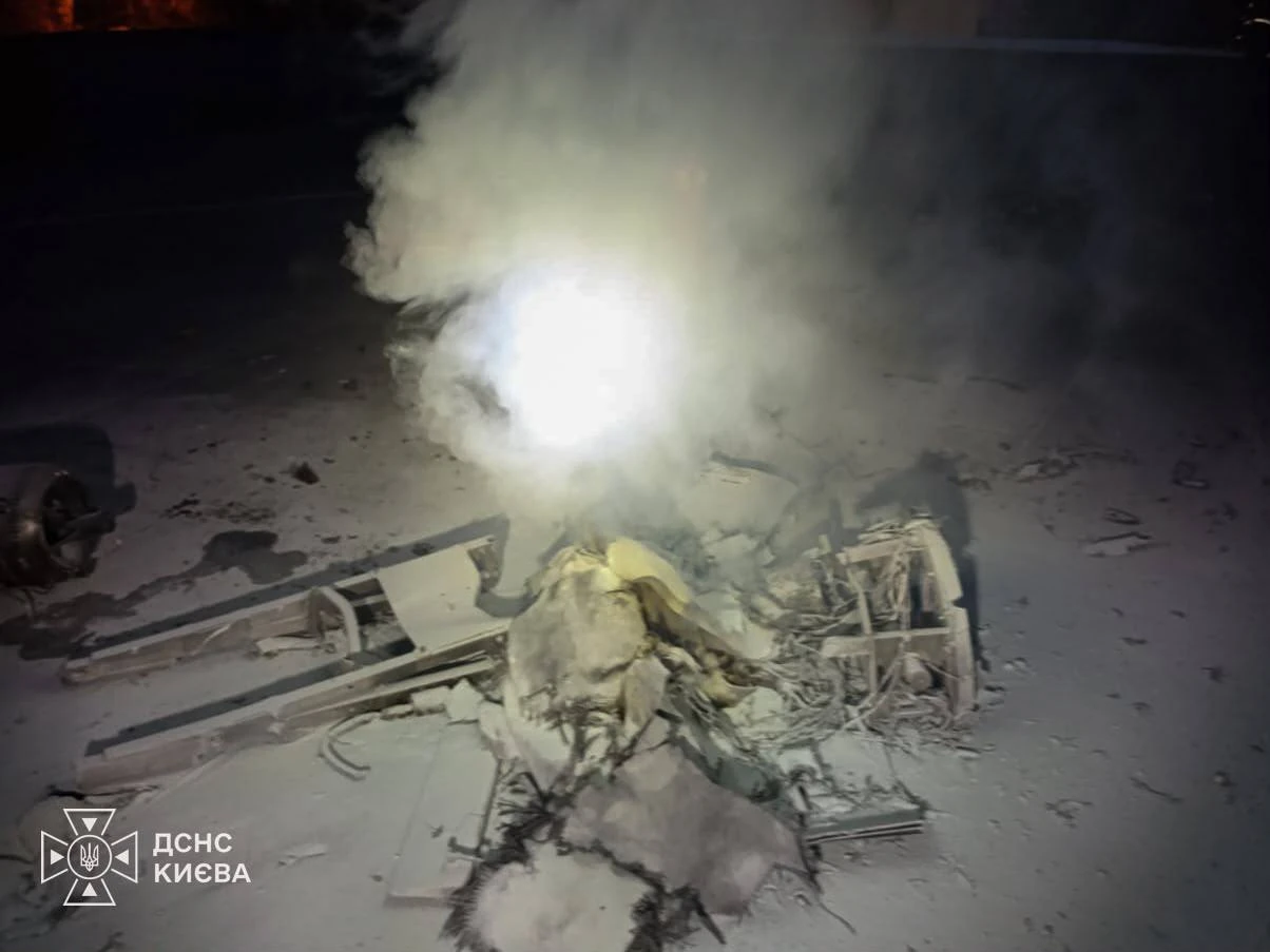 У Києві уламки БПЛА впали на дах закладу освіти: пожежу ліквідували о 7:21
